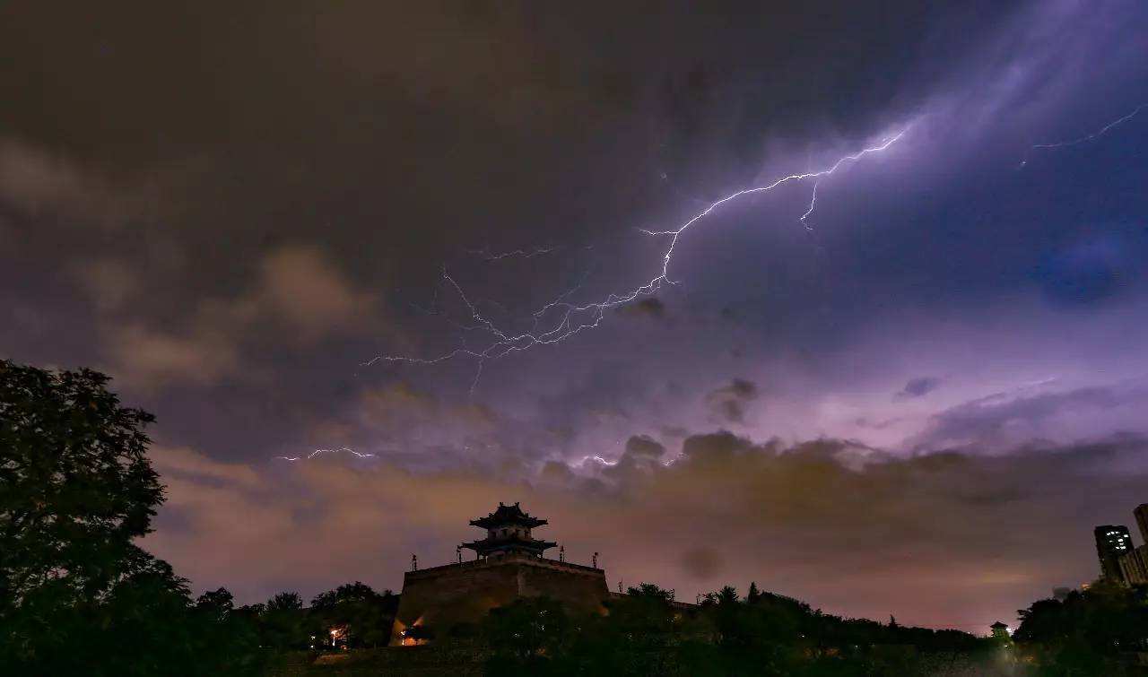 闪电是怎么产生的(闪电是怎么形成的)