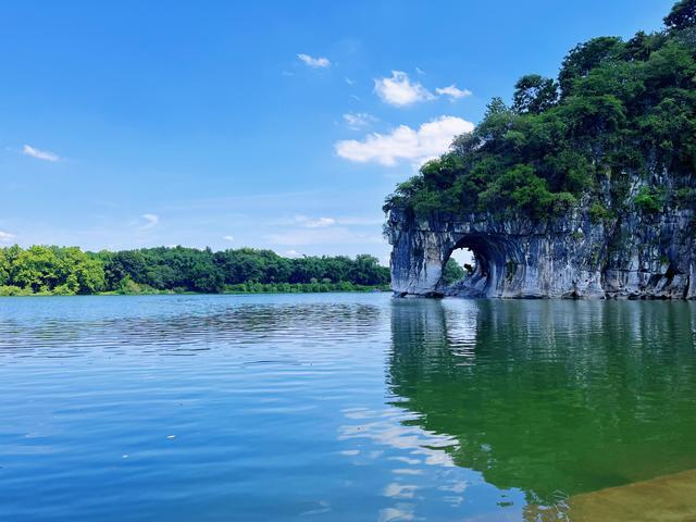 四、桂林山水甲天下最美旅游景点：芦笛岩--青木滩--象鼻山--桃花江