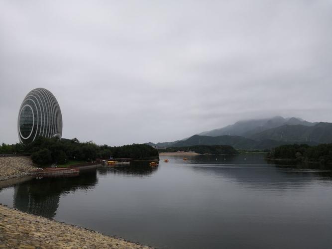 2、北京怀柔雁栖湖风景区地处北京西南端，毗邻首都北京，紧邻长城脚下。