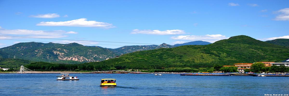 1、北京怀柔雁栖湖风景区距市区60公里，是北京西部著名的风景区。