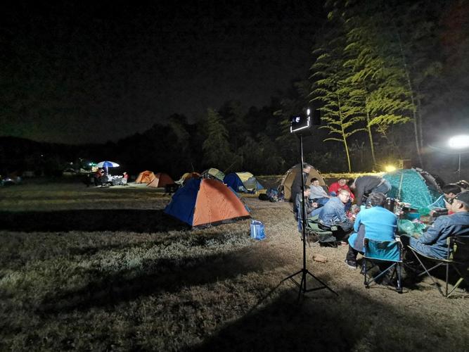 3、峨眉山景区其他露营场所，如万年场附近的小野地景区内，也有很多适合露营的地方。