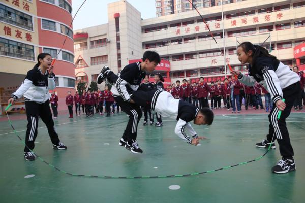 跳绳的正确姿势 跳绳对地面的要求