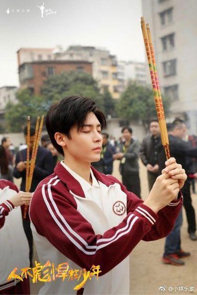 《人不彪悍枉少年》在佛山开机，导演邓科钦点侯明昊