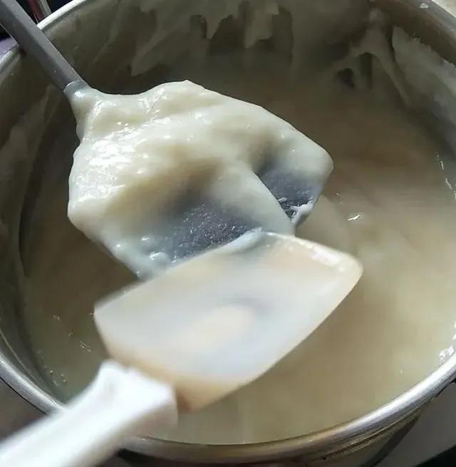 在家自制传统小吃米豆腐，色泽金黄，口感鲜嫩，大妈手把手教会你