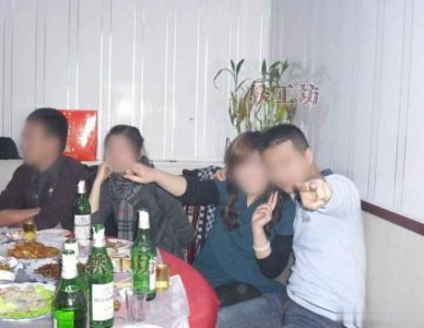 ​有多尴尬?老师受邀参加学生聚会,却被搁一边无人问津!!