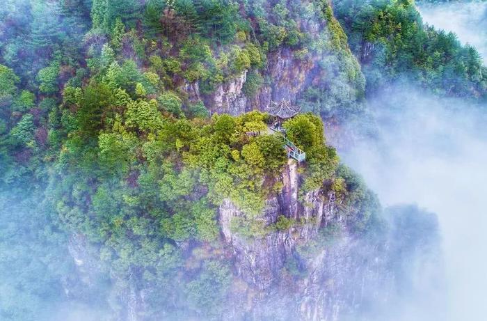 浙江这个地方，悬泉瀑布，怪石嶙峋，形成了独特自然奇景