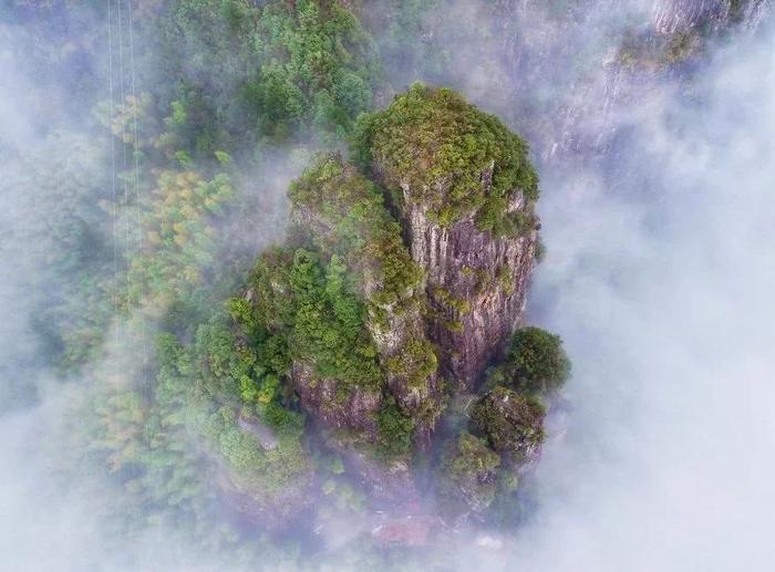 浙江这个地方，悬泉瀑布，怪石嶙峋，形成了独特自然奇景