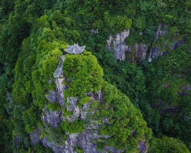 ​浙江这个地方，悬泉瀑布，怪石嶙峋，形成了独特自然奇景