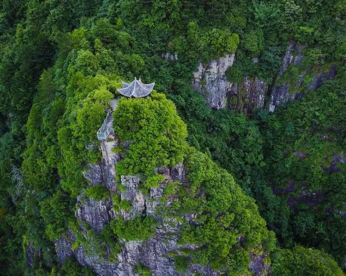 浙江这个地方，悬泉瀑布，怪石嶙峋，形成了独特自然奇景