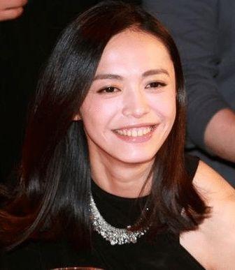 信19岁女儿正脸照曝光，大嘴与姚晨有的一拼，身高却是超模标准