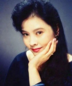 ​二婚嫁给小8岁的老公，婚后26年没有生子，如今60岁夫妻依旧恩爱