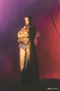 ​LISA专辑主打歌《LALISA》上线，造型多变，看得出来公司花钱了