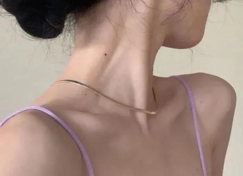 亲亲抱抱后女朋友生气了怎么哄