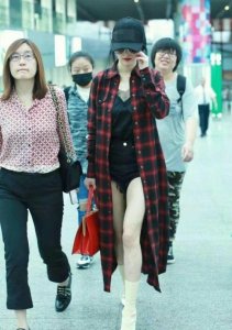 ​大幂幂穿三角裤现身机场，从此穿着上我只服你