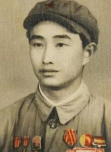 ​1943年，鬼子派飞机空袭八路军驻地，18岁的战士躲在草丛里，看着距离不到100