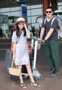 ​李亚鹏女儿长大了，16岁身姿曼妙堪比超模，12岁时就开直播教化妆