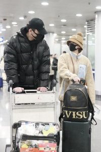 ​陈小纭于小彤走机场，黑白配穿搭甜蜜秀恩爱，身高差23cm太萌了