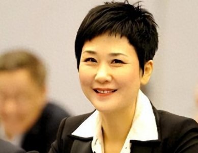 ​“电力一姐”李小琳变身李校长，嫁青梅竹马生一女，退休后仍工作