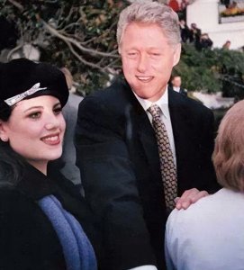 ​一条蓝裙背后：希拉里与克林顿的政治婚姻真相