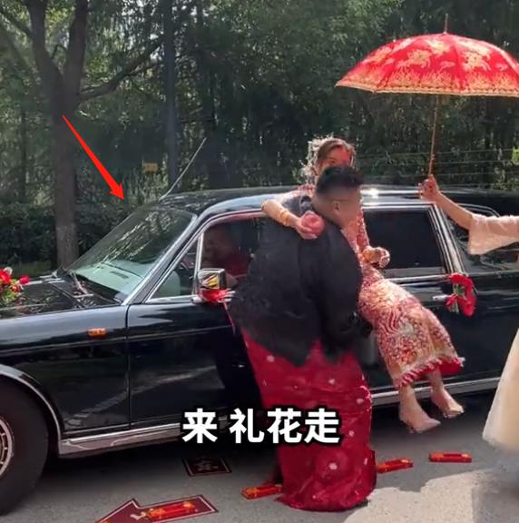 网红猴哥媳妇是谁（网红猴哥结婚妻子戴近60W金饰）(8)