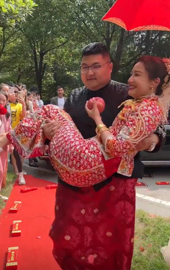 网红猴哥媳妇是谁（网红猴哥结婚妻子戴近60W金饰）(2)