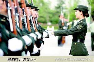 她，中国最美的女兵，三军仪仗队女兵分队队长，不爱红装爱武装