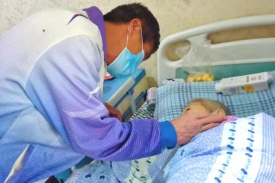 ​我48岁去当了男护工，工资9000只干一周就后悔，一般人干不了