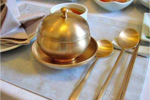 铜碗吃饭对身体有害,长期用铜餐具对身体有害吗?图1