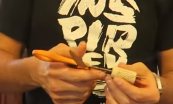 怎样开红酒没有开瓶器,无开瓶器怎么开红酒木塞图6