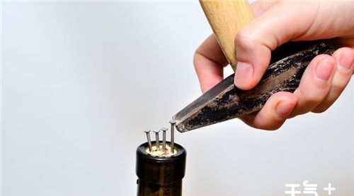 在没有红酒开瓶器的情况下怎么开红酒