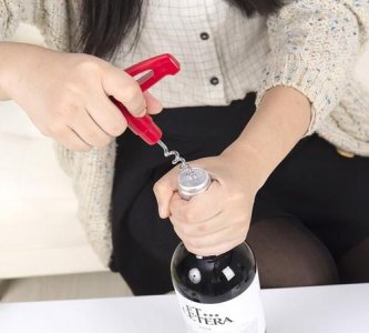 ​怎样开红酒没有开瓶器,无开瓶器怎么开红酒木塞