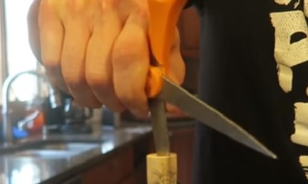 怎样开红酒没有开瓶器,无开瓶器怎么开红酒木塞图5