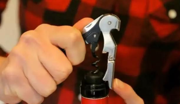 没有开瓶器怎样打开红酒木塞