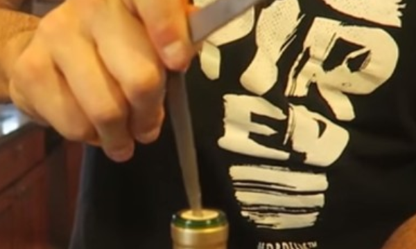 怎样开红酒没有开瓶器,无开瓶器怎么开红酒木塞图4