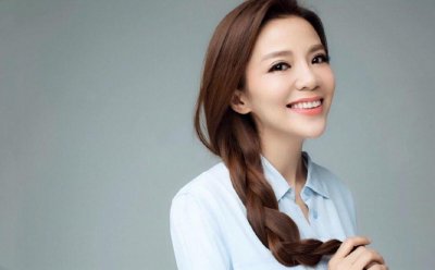 ​＂央视一姐＂朱迅，人前光鲜背后一把辛酸泪，你知道她这些事吗？