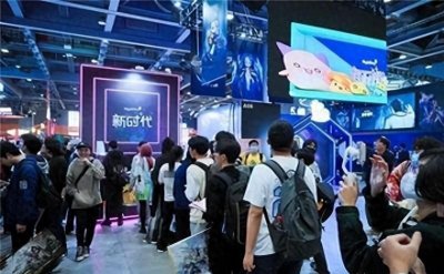 ​恶心上海漫展一男子当众排便：边走边排，知情人爆料，多人遭殃