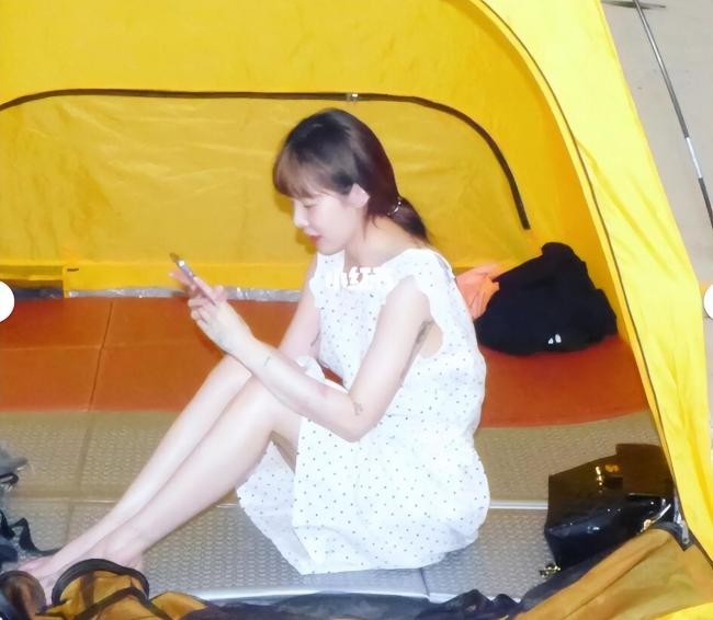 性感女神泫雅秀身材皮肤白到反光 纹身多到数不清