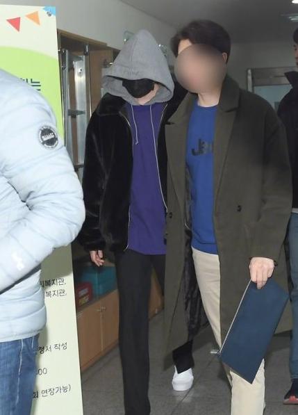 李钟硕入伍被指使用特权文件送停车场，所属社回应：信息被泄露