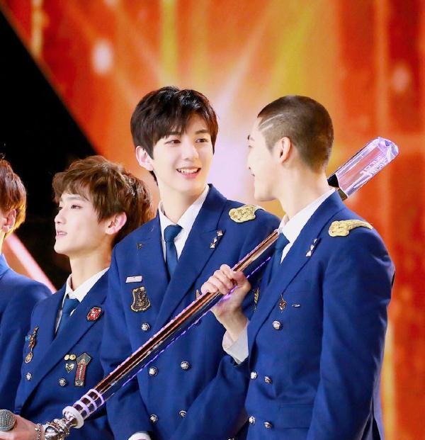 《以团之名》张镐濂成功出道,父亲张丹峰第一时间送祝福