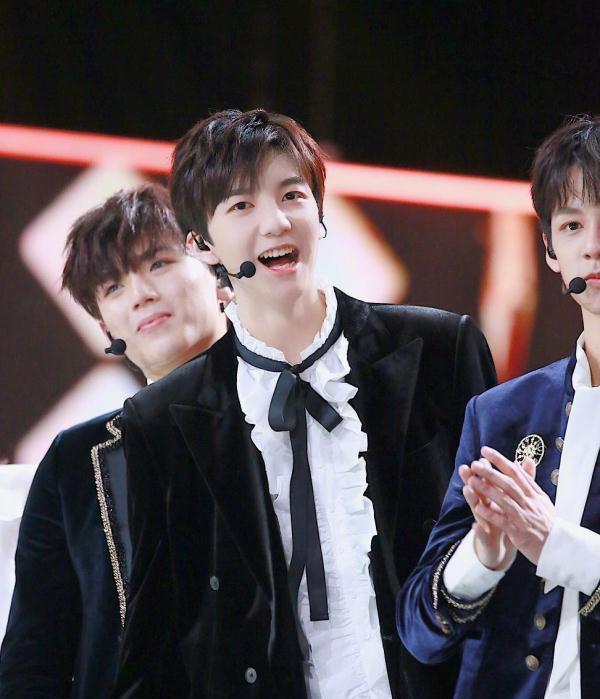 《以团之名》张镐濂成功出道,父亲张丹峰第一时间送祝福