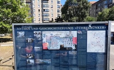 ​希特勒的结局：婚礼后开枪自杀，尸体被毛毯裹着浇汽油火化