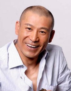 师小红：当红时隐退照顾聋哑岳父母，感动丁克妻子为他高龄生子