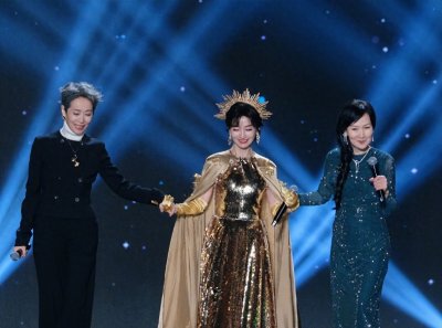 赵雅芝哭了，叶童上前抚慰，许仙为何要女性来扮演，原来是这样！