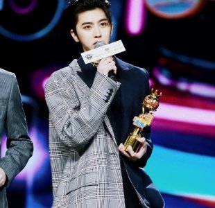 ​蔡徐坤：华语乐坛的耀眼新星与波折之路