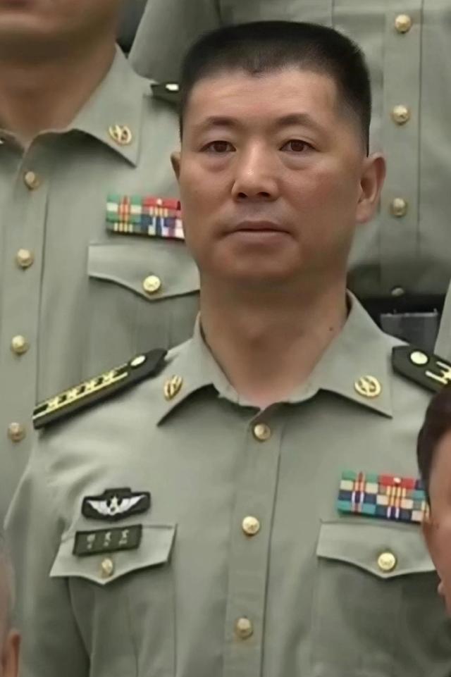 祁发宝已晋升为大校军衔（从战士到副师用了25年）(1)_