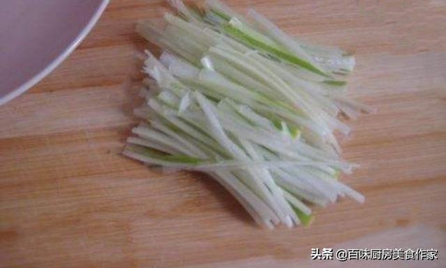 鲟鱼为什么要用热水烫(鲟鱼热水烫完发红怎么回事)