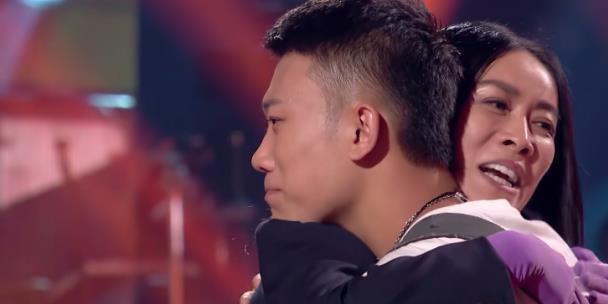 《好声音》张天予昂首离开舞台，那英泪洒舞台，哈林也被感动了