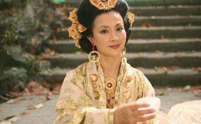 ​《西游记》里王母娘娘是玉帝的老婆还是母亲呢？