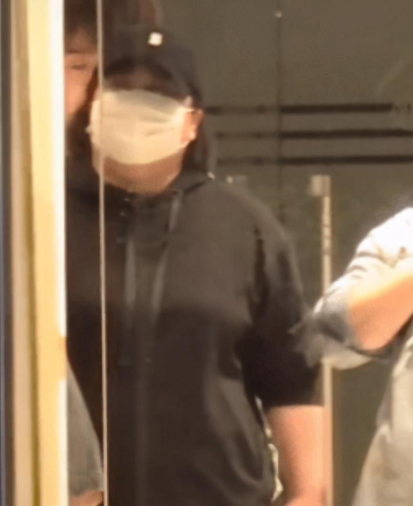 贾玲张小斐私下聚餐被拍，身材对比太明显，人气太高打扮低调出行