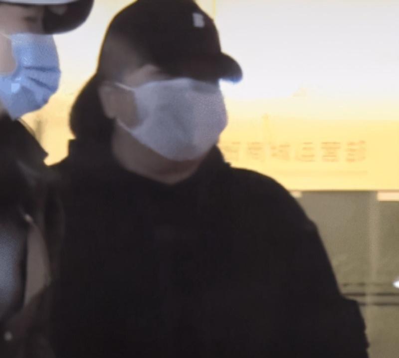 贾玲张小斐私下聚餐被拍，身材对比太明显，人气太高打扮低调出行